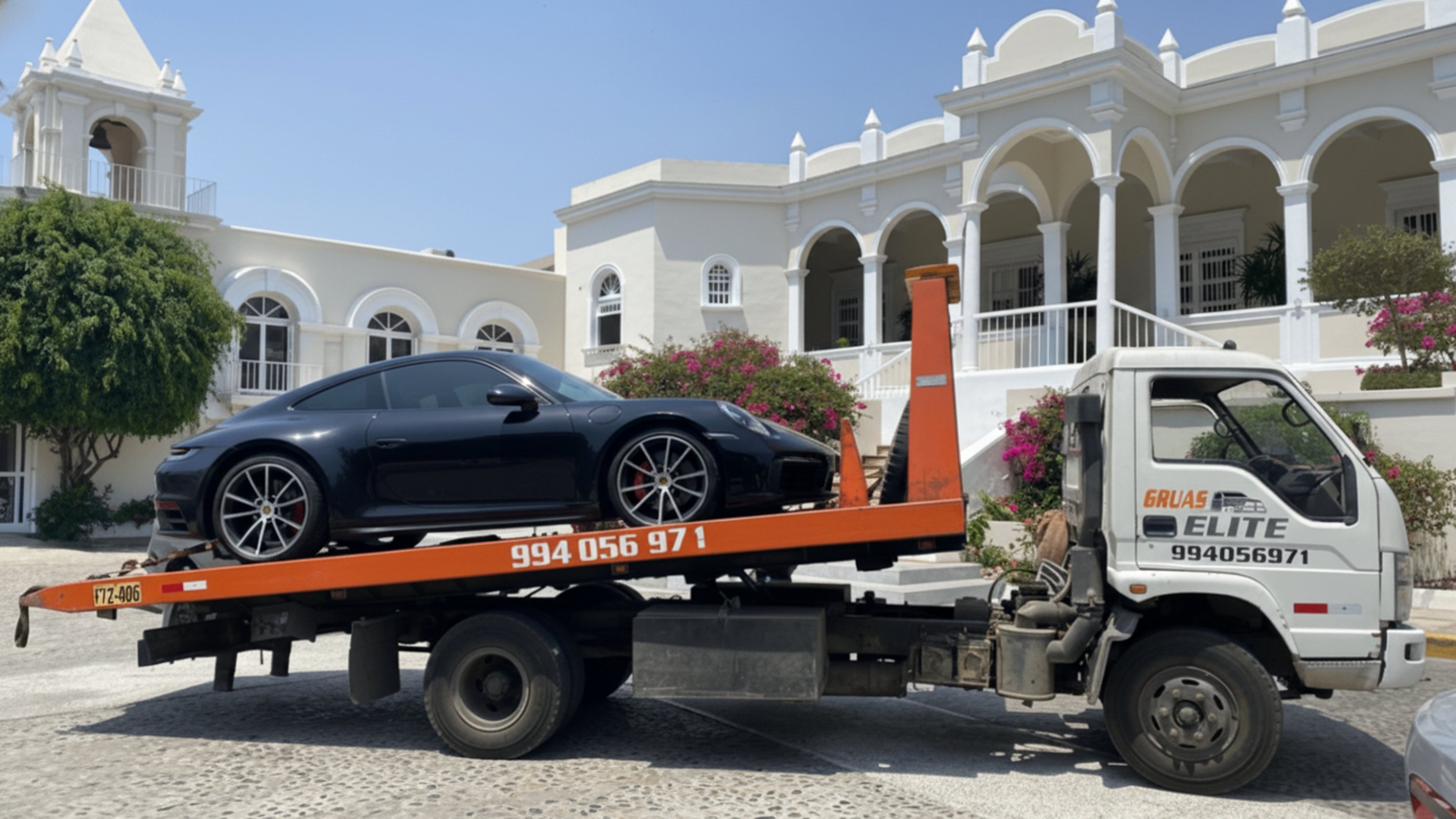 Unidad de Grúas Elite realizando el traslado de un auto